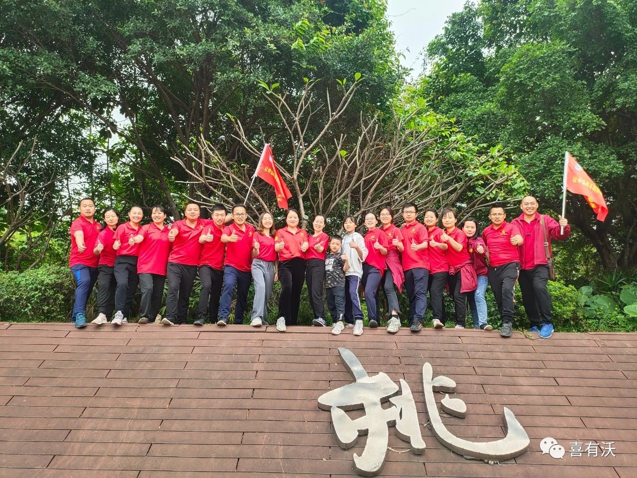 　　中途，大家補(bǔ)給能量的地點(diǎn)也是選擇觀景位置極佳的地方，開(kāi)心就餐的同時(shí)還能觀景。